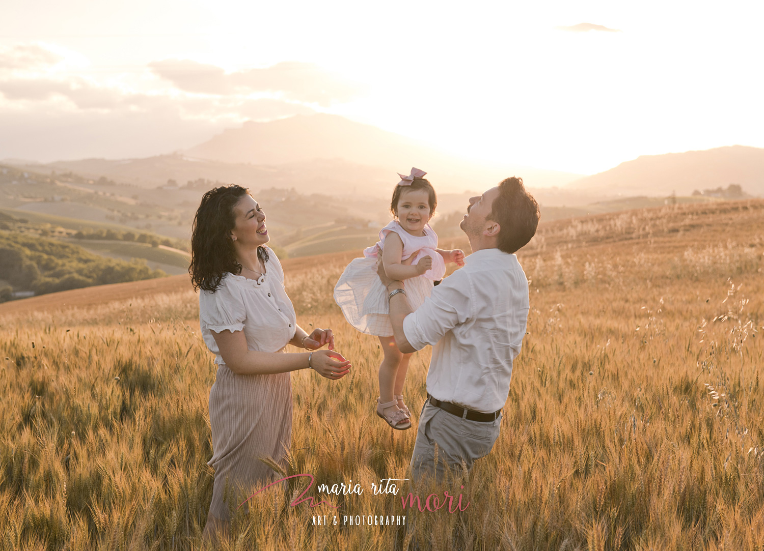 famiglia al tramonto nel grano, campagna marchigiana