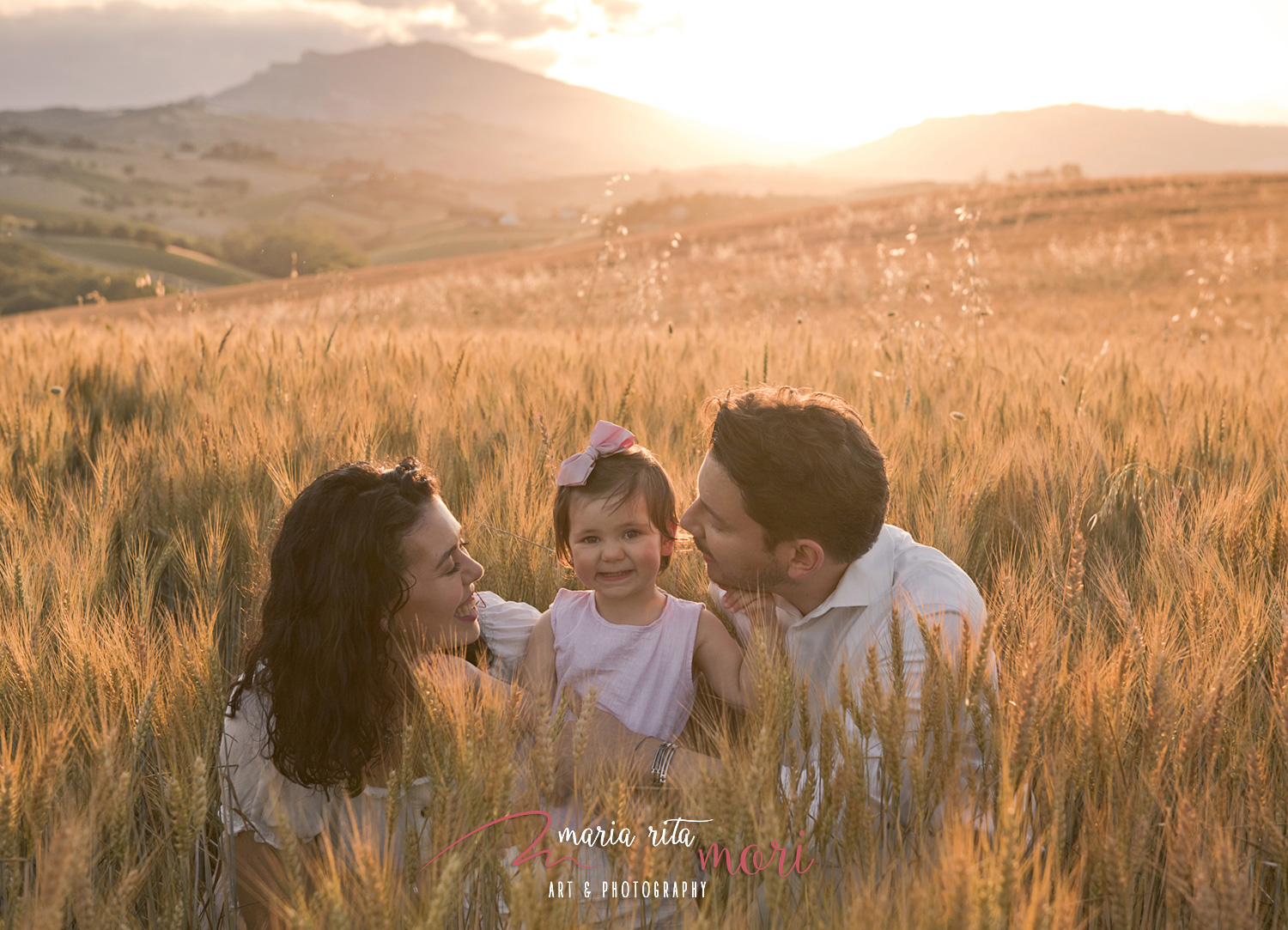 famiglia al tramonto nel grano, campagna marchigiana