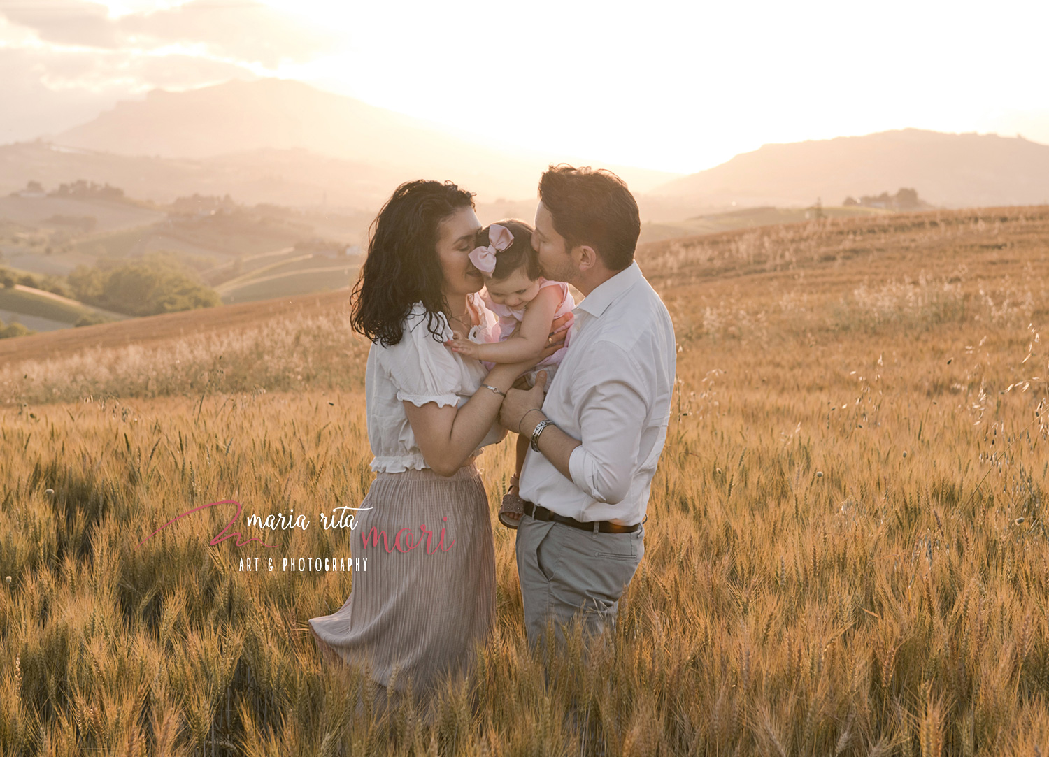 famiglia al tramonto nel grano, campagna marchigiana