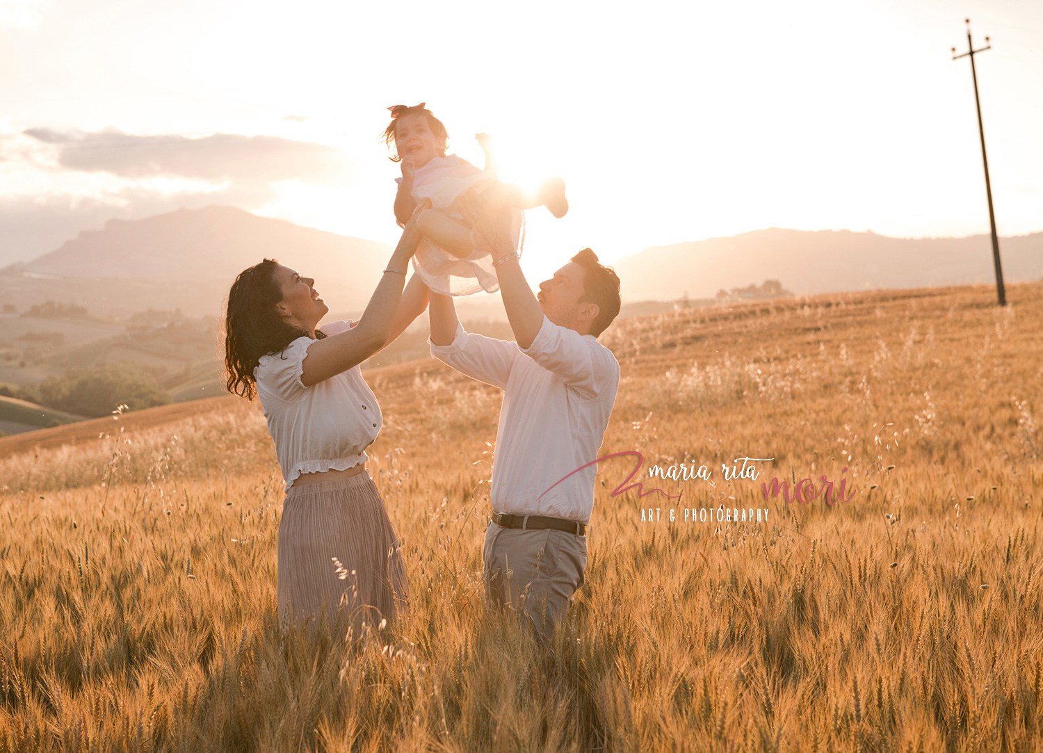 famiglia al tramonto nel grano, campagna marchigiana