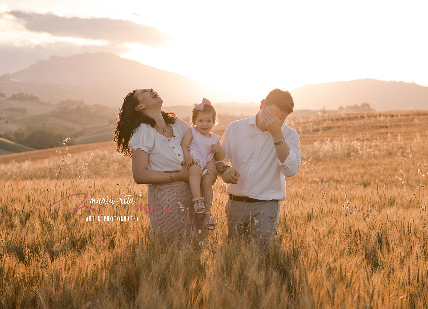 famiglia al tramonto nel grano, campagna marchigiana