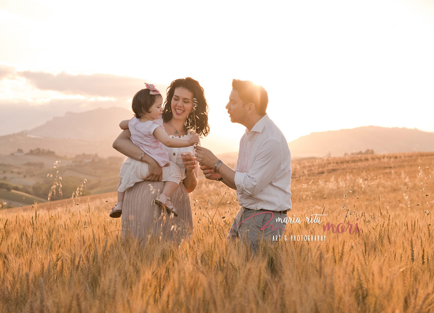 famiglia al tramonto nel grano, campagna marchigiana