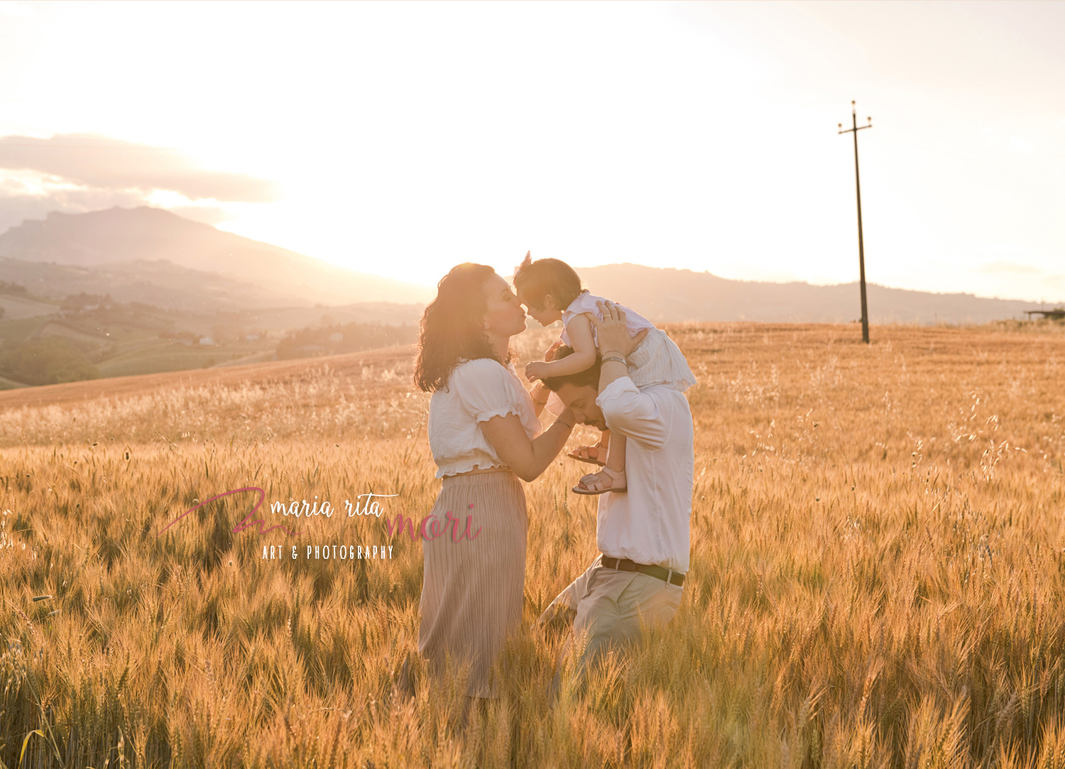 famiglia al tramonto nel grano, campagna marchigiana