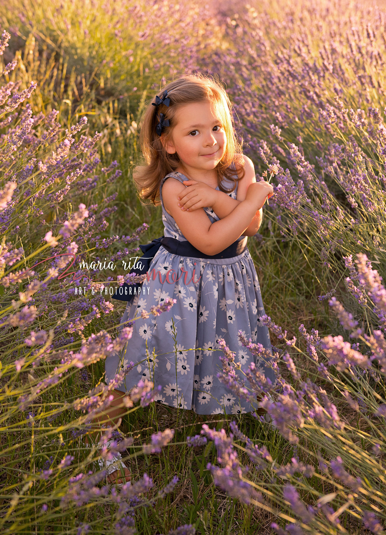 Bambina in un campo di Lavanda al tramonto