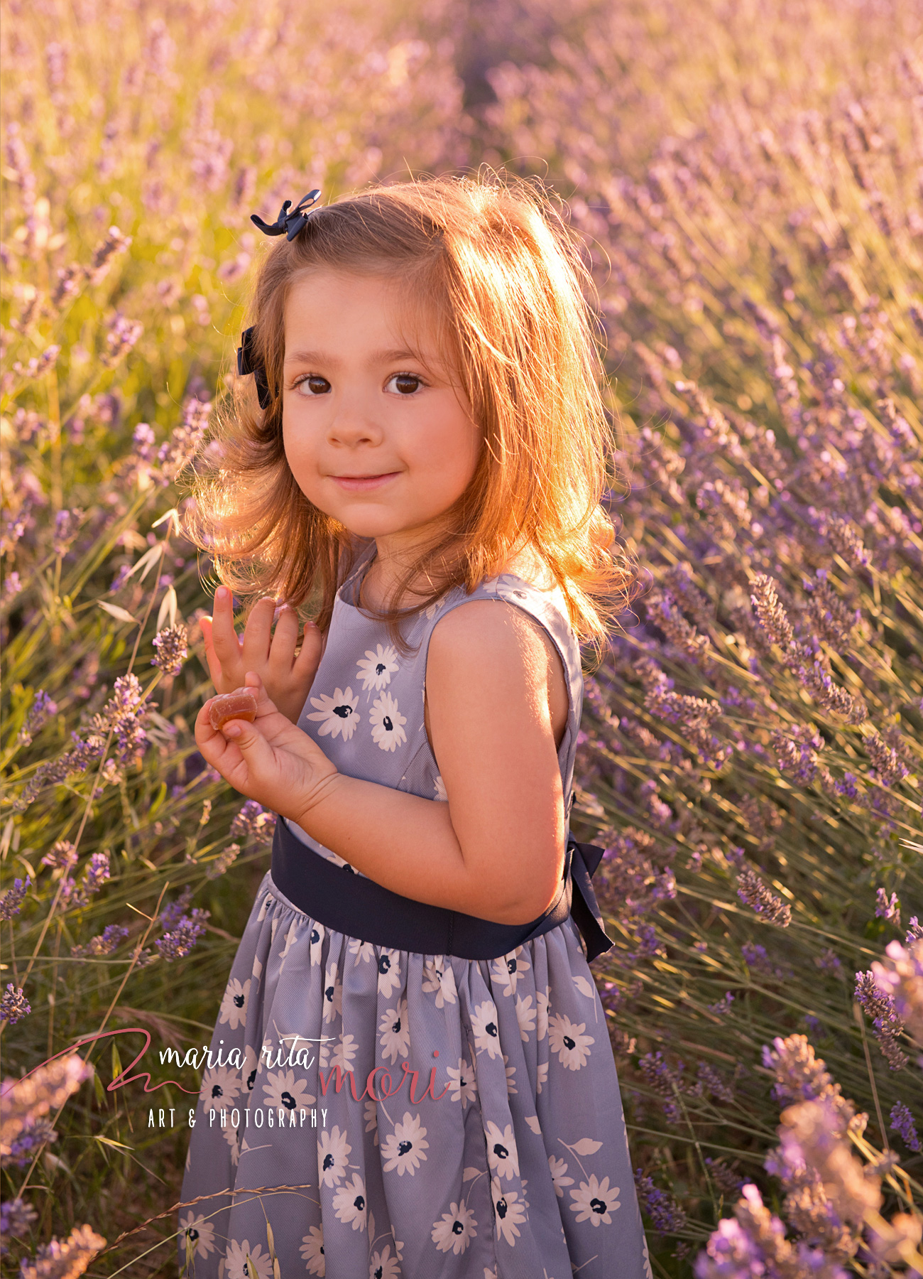 Bambina in un campo di Lavanda al tramonto