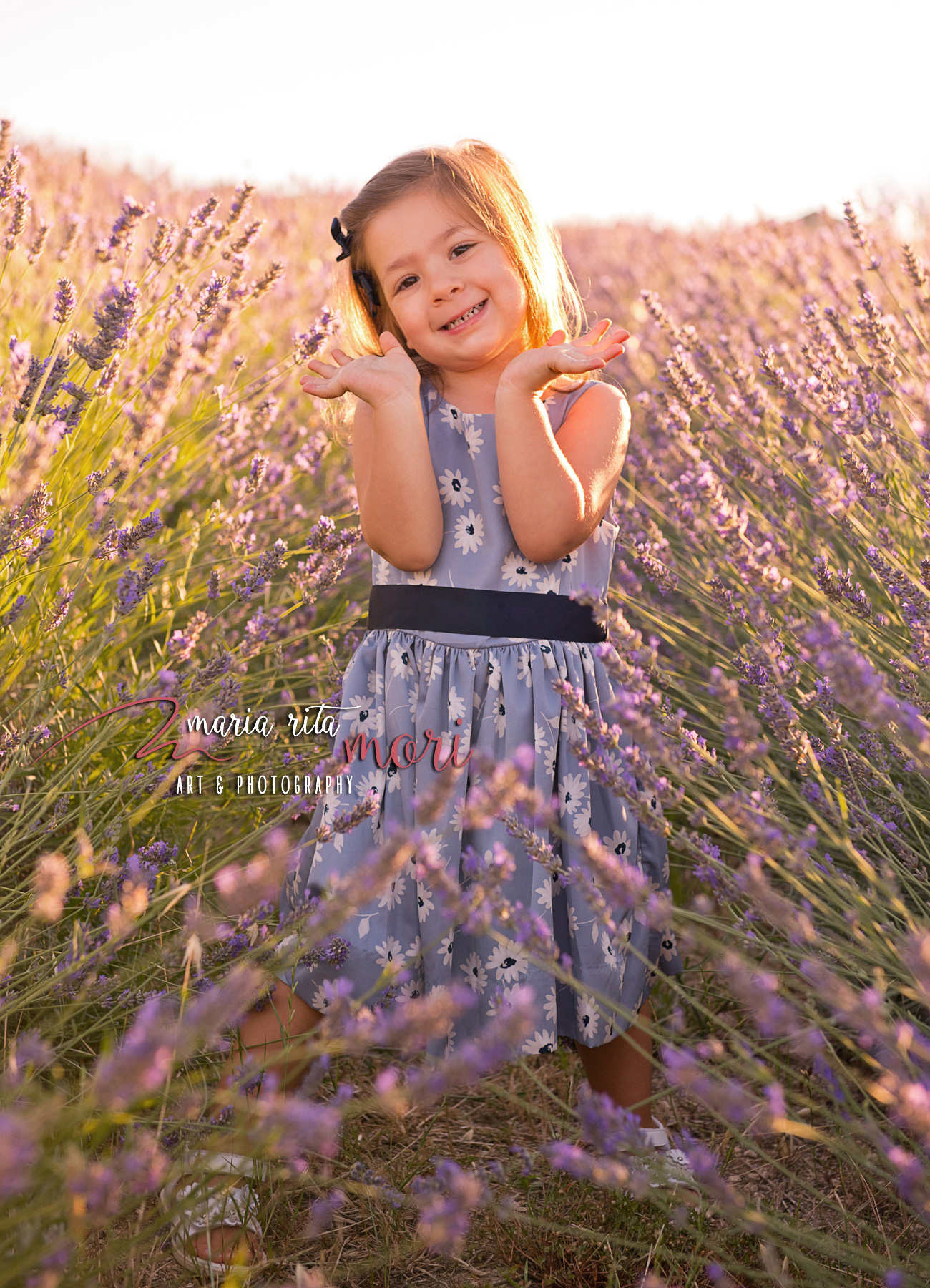 Bambina in un campo di Lavanda al tramonto