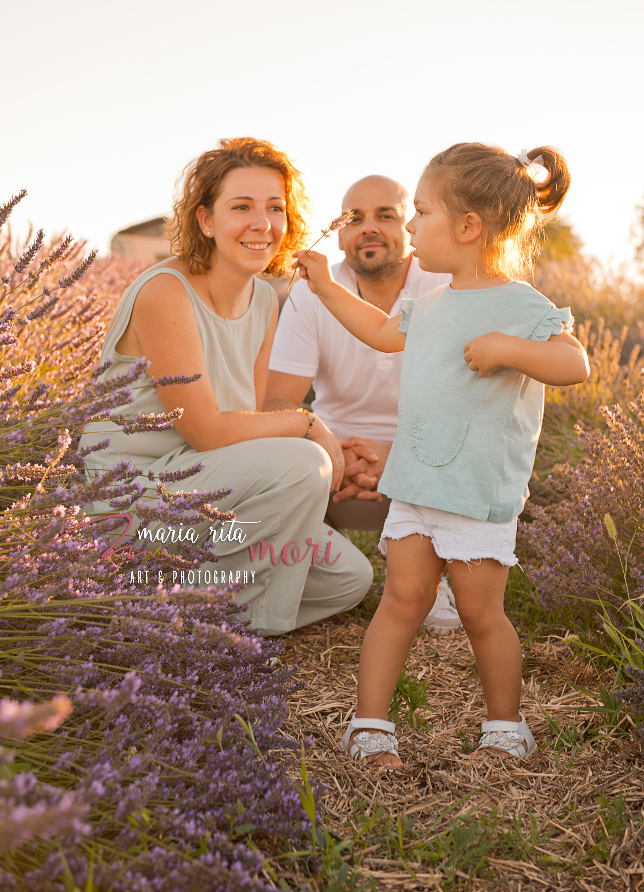 Famiglia in un campo di Lavanda al tramonto