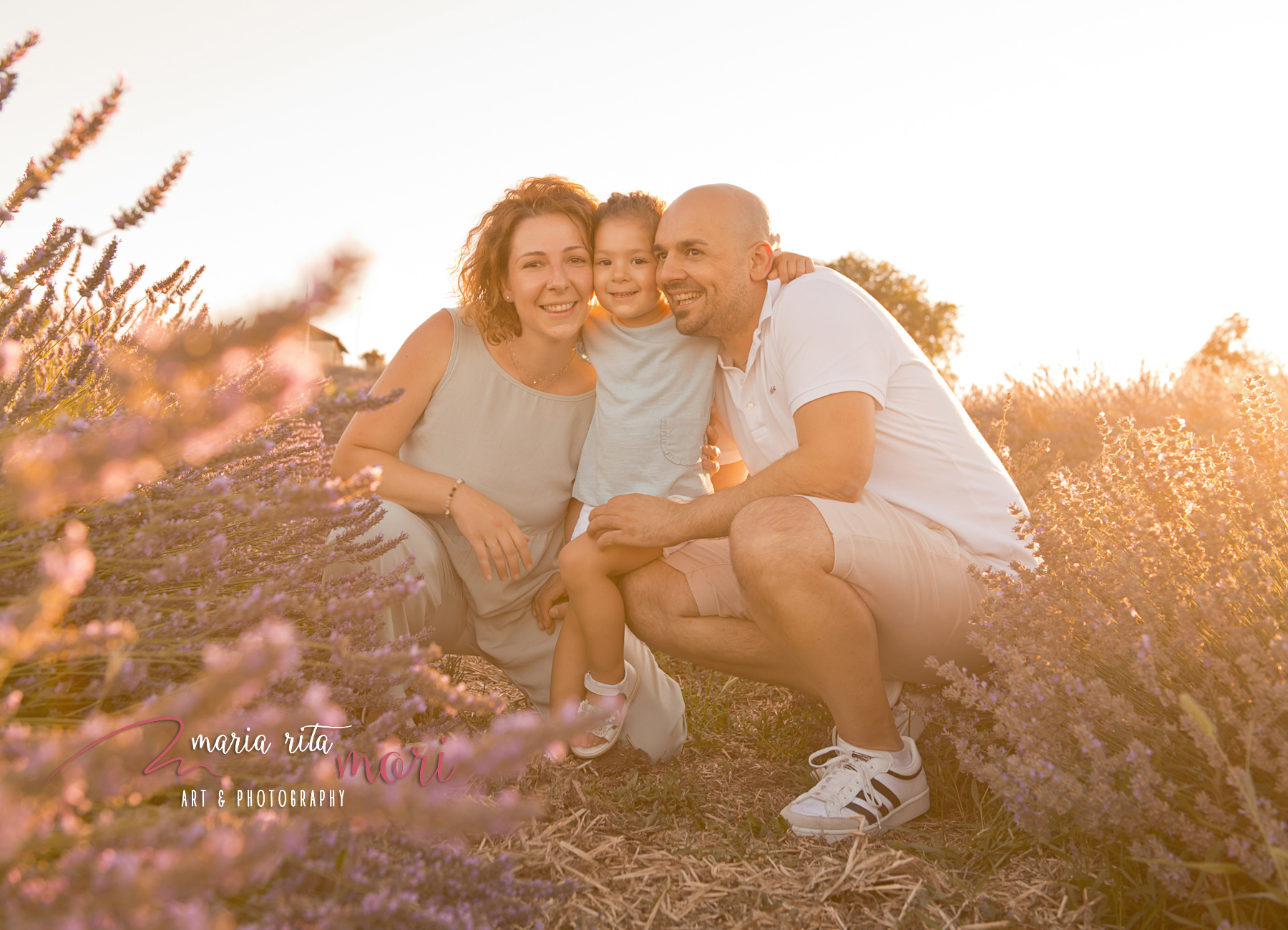 Famiglia al tramonto in un campo di lavanda