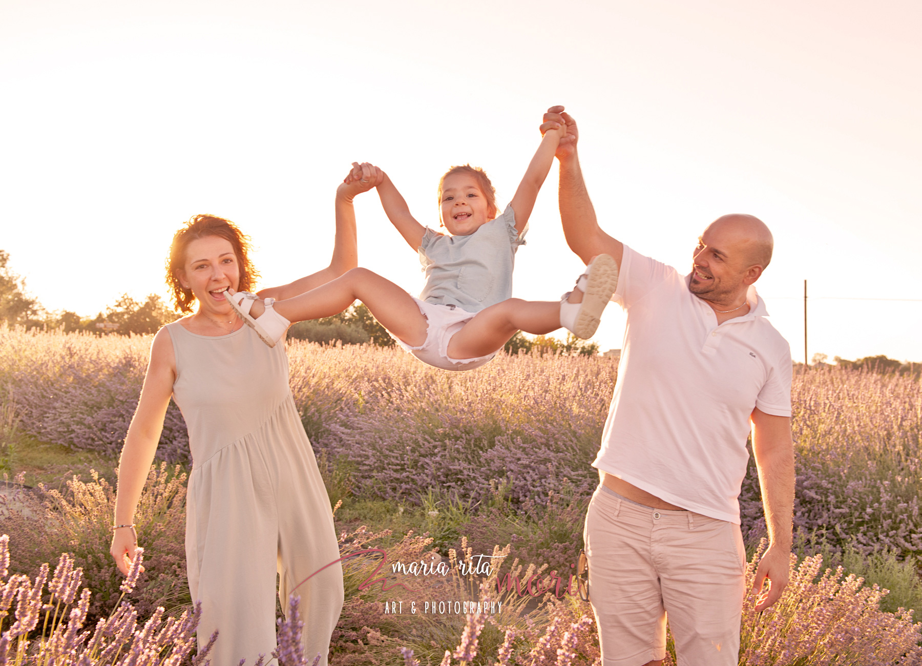 Famiglia in un campo di Lavanda al tramonto