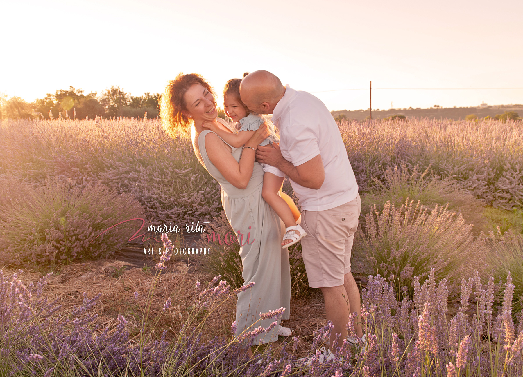 Famiglia in un campo di Lavanda al tramonto