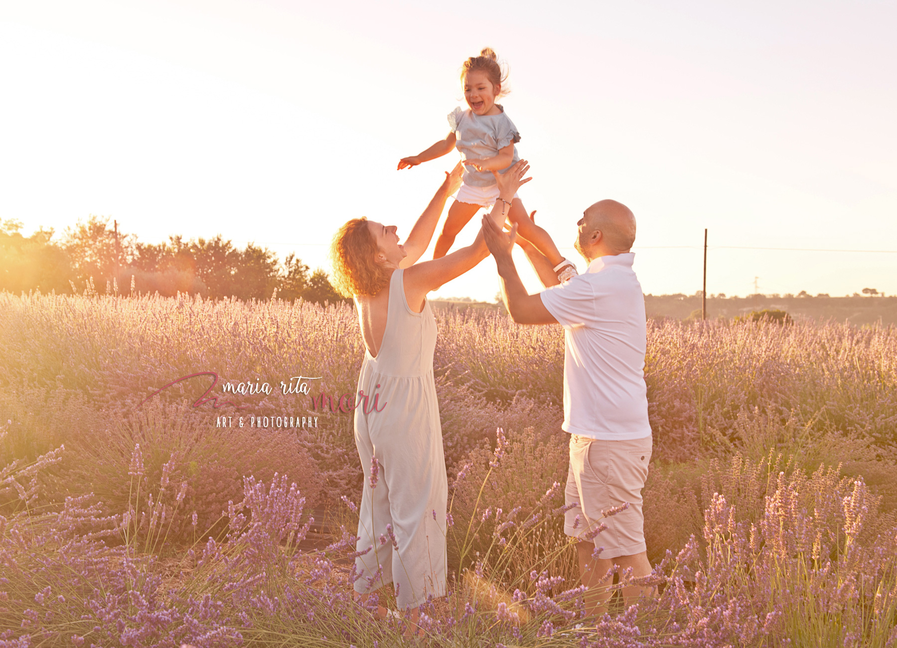 Famiglia in un campo di Lavanda al tramonto