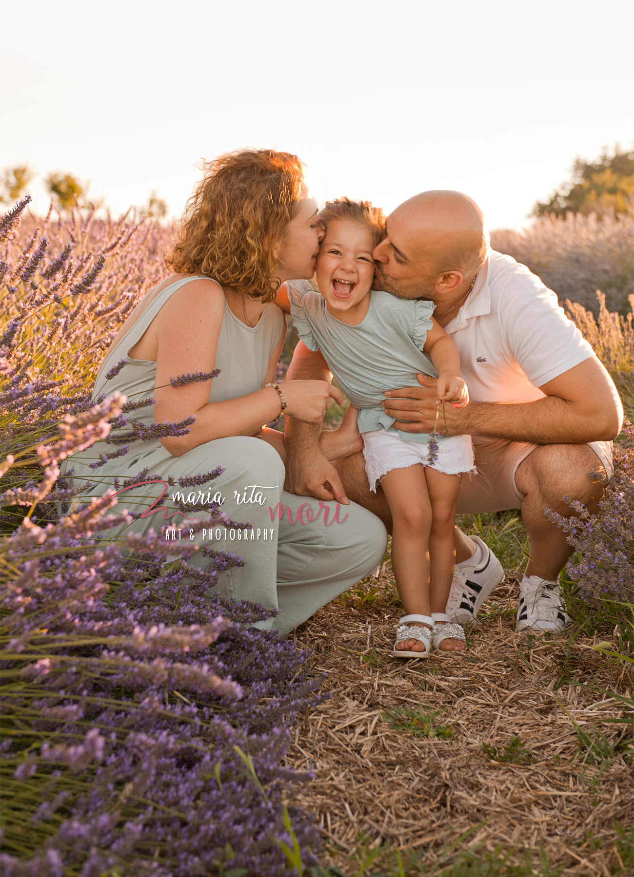 Famiglia in un campo di Lavanda al tramonto