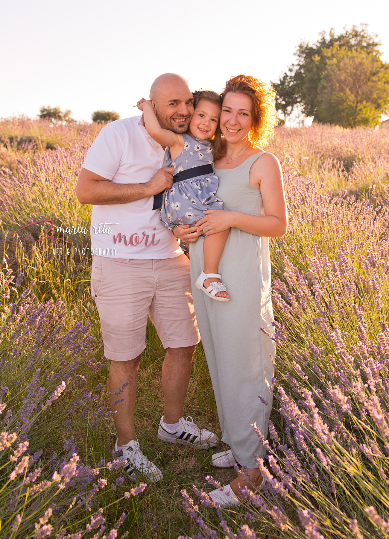 Famiglia in un campo di Lavanda al tramonto