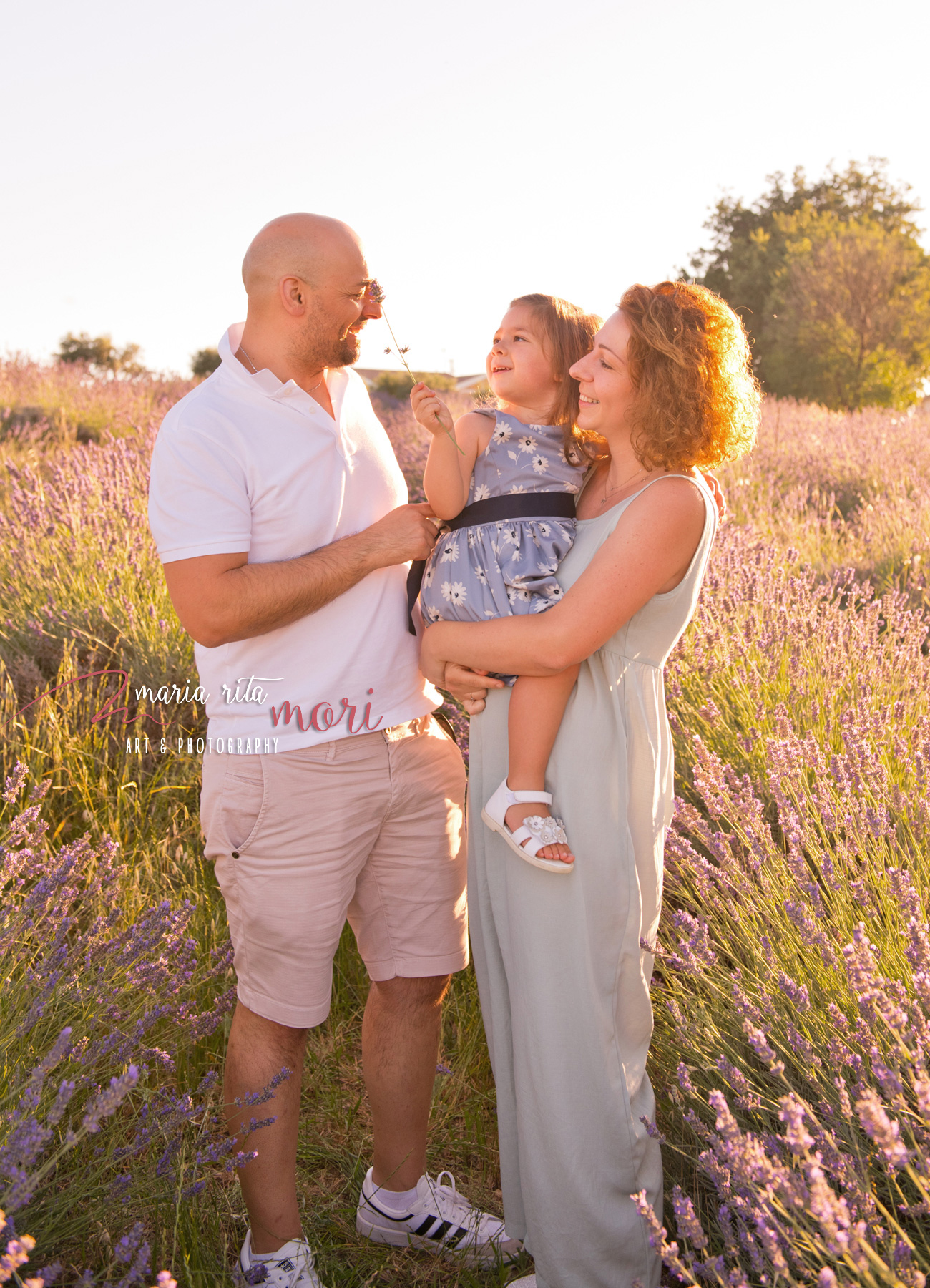 Famiglia in un campo di Lavanda al tramonto