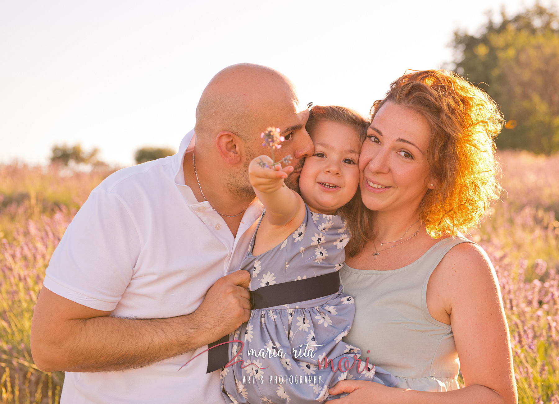 Famiglia in un campo di Lavanda al tramonto