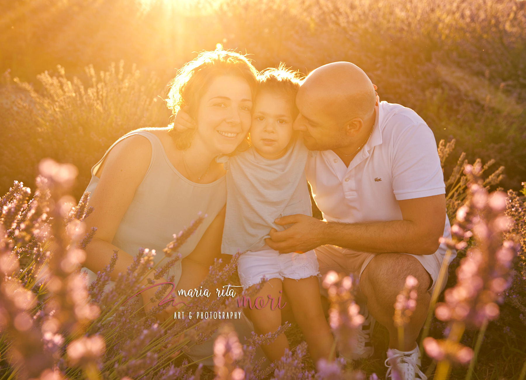 Famiglia in un campo di Lavanda al tramonto