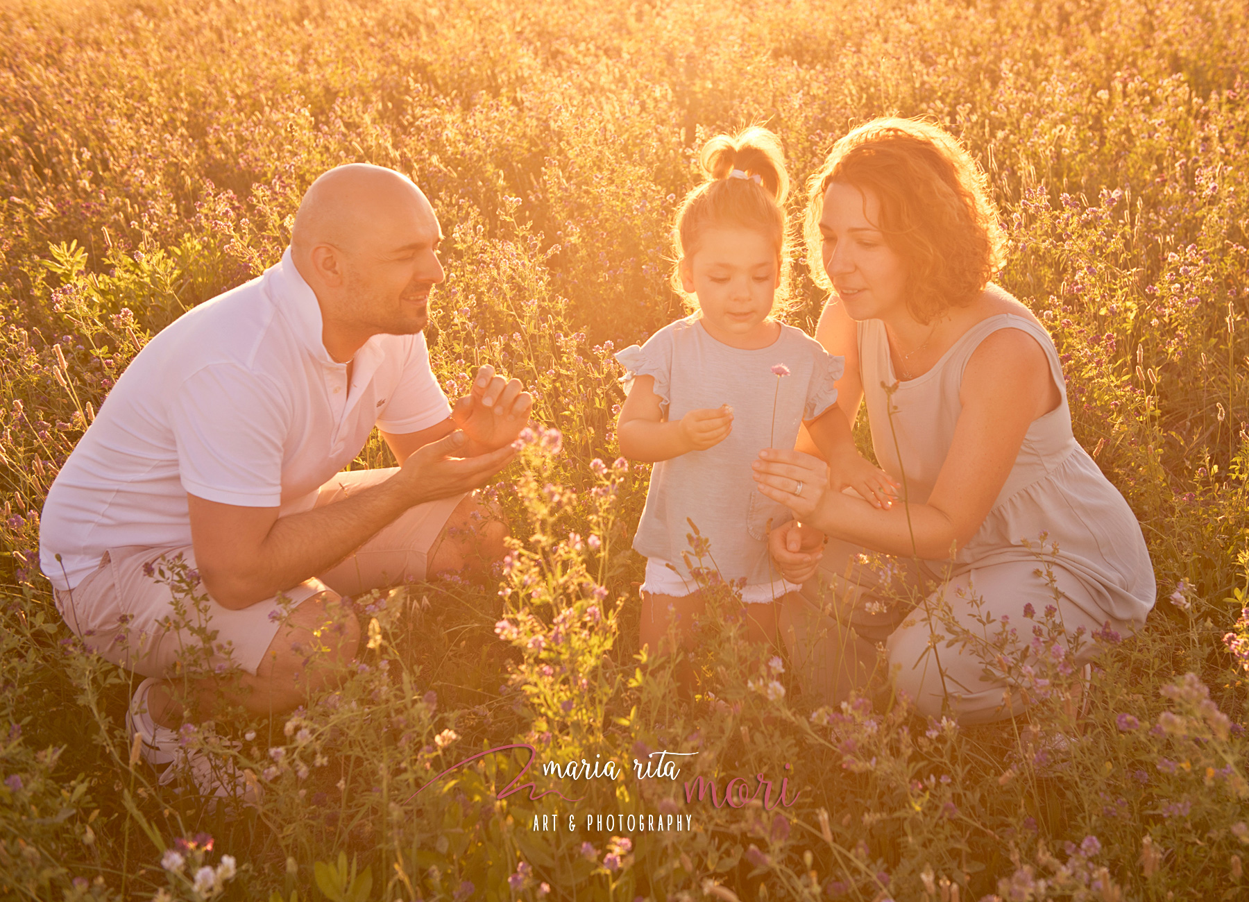 Famiglia in un campo di Lavanda al tramonto