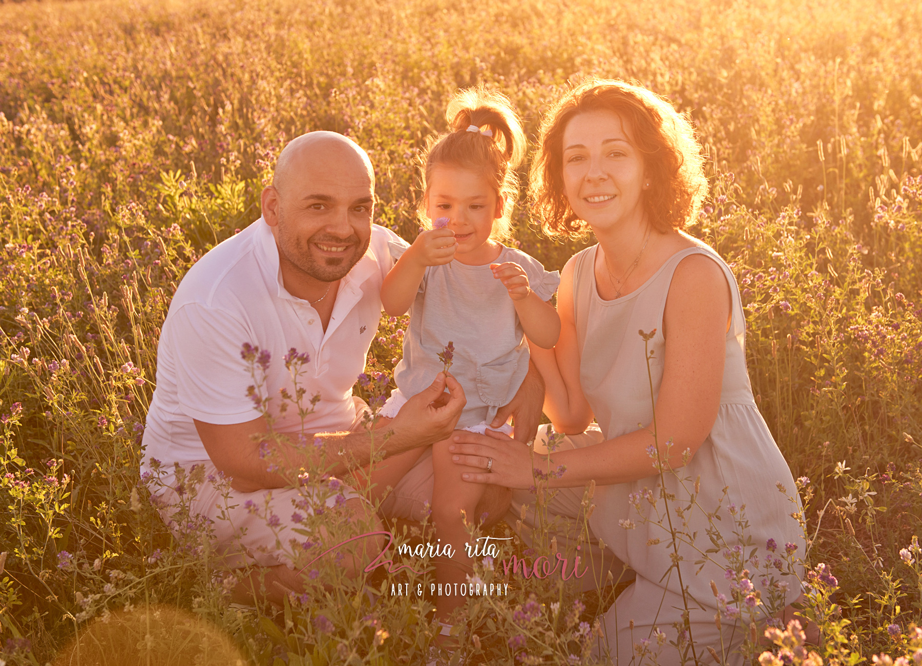 Famiglia in un campo di Lavanda al tramonto