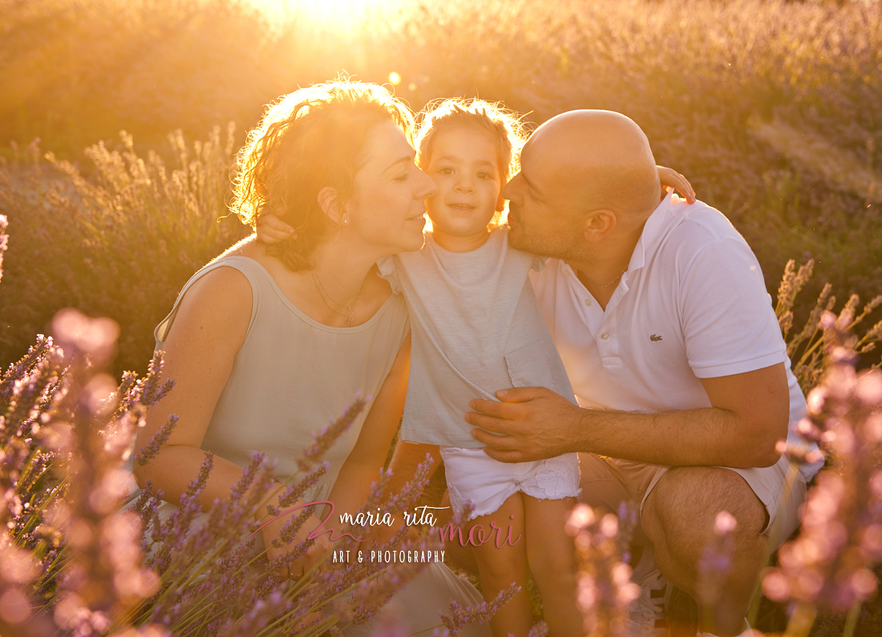 Famiglia in un campo di Lavanda al tramonto