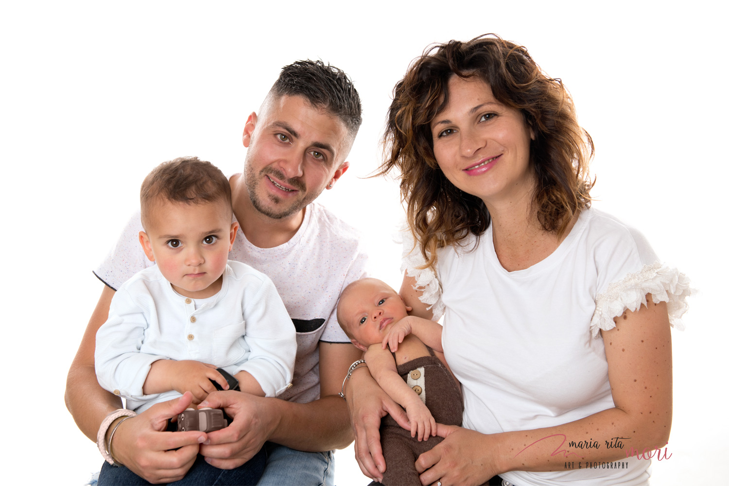 famiglia con bambini innamorata