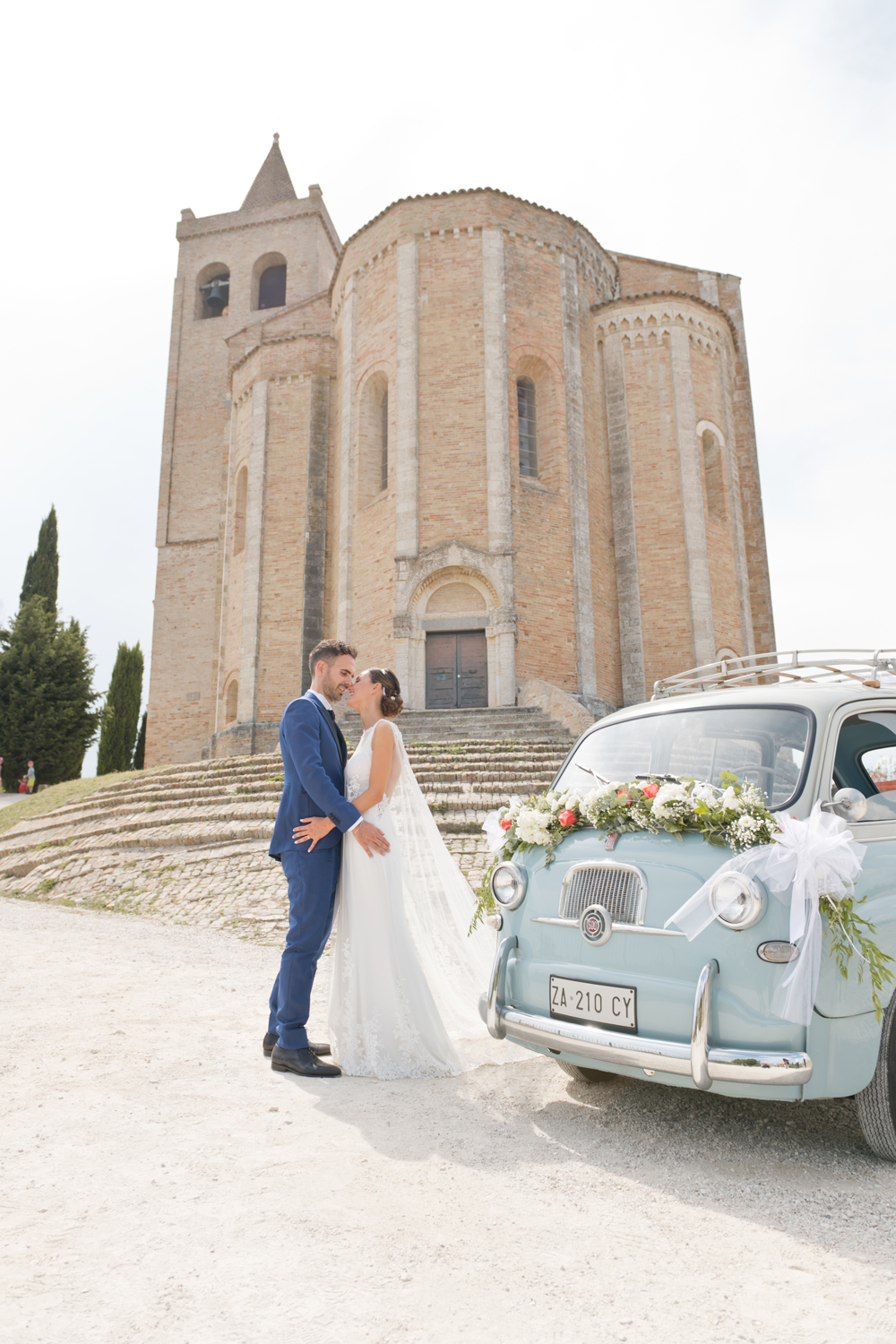 Sposi davanti Chiesa Santa Maria della Rocca Offida